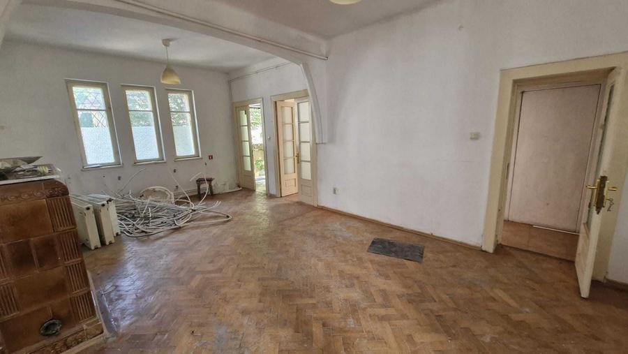 Casă cu 2 camere decomandat în Exterior Vest