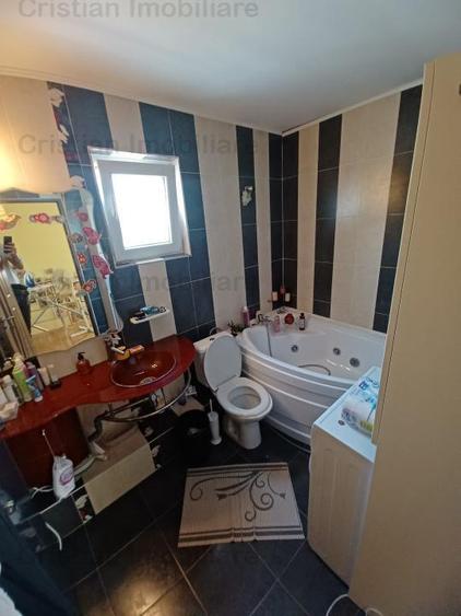 Casă cu 7 camere cu Canalizare în Central