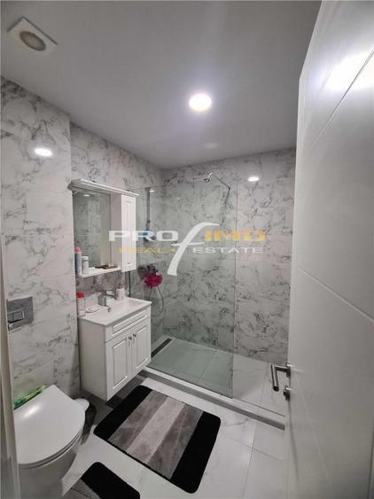 Apartament cu 3 camere decomandat în Carrefour