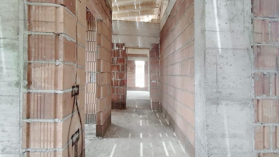 Casă individuală cu 4 camere cu Canalizare în Cristian
