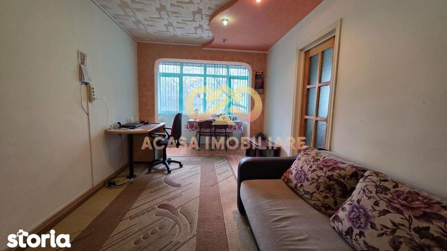 Apartament cu 3 camere semidecomandat în Alexandru cel Bun