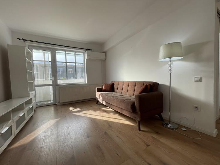 Apartament cu 3 camere semidecomandat, mobilat în Central
