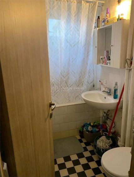 Apartament cu 3 camere semidecomandat în Grădiște