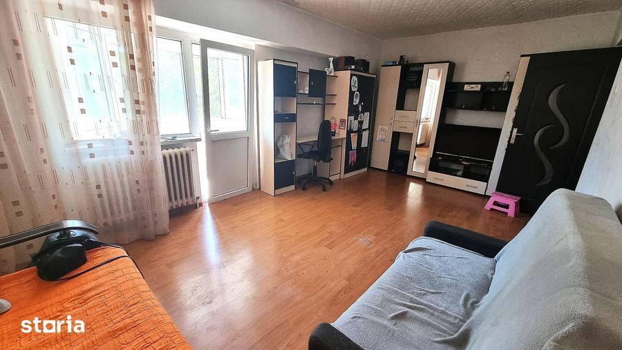 Apartament cu 3 camere decomandat în Nicolina