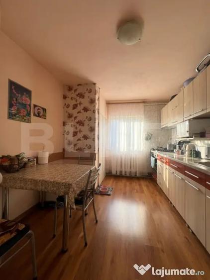 Apartament cu 4 camere decomandat, mobilat în Central