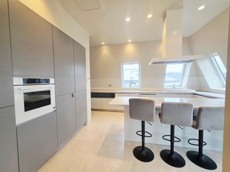 Apartament cu 5 camere decomandat, mobilat în Iancu Nicolae