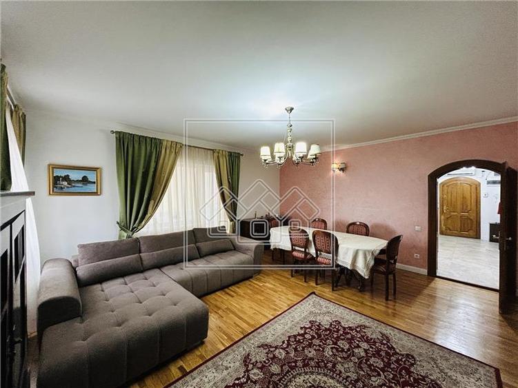 Apartament cu 4 camere decomandat în Sub Arini
