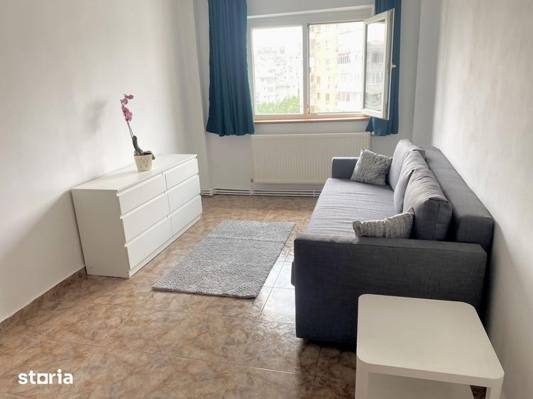 Apartament cu 4 camere semidecomandat în Tineretului