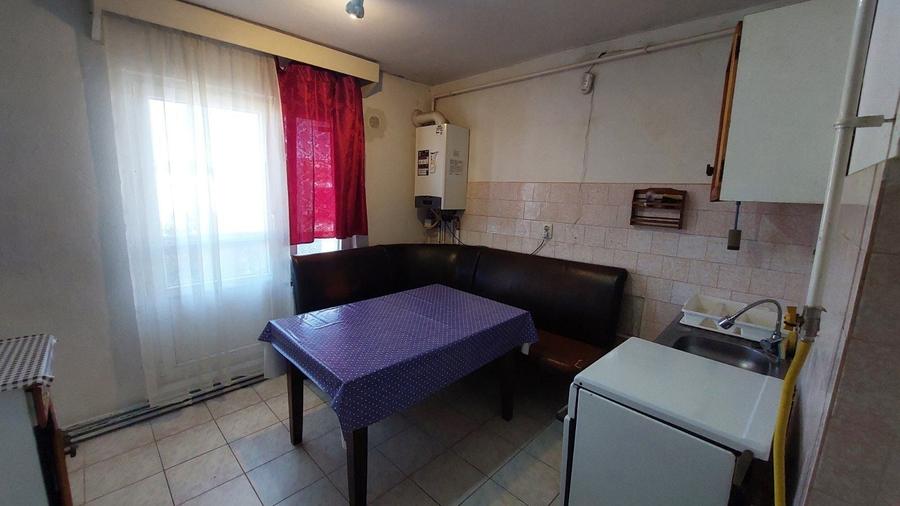 Apartament cu 4 camere decomandat în Central