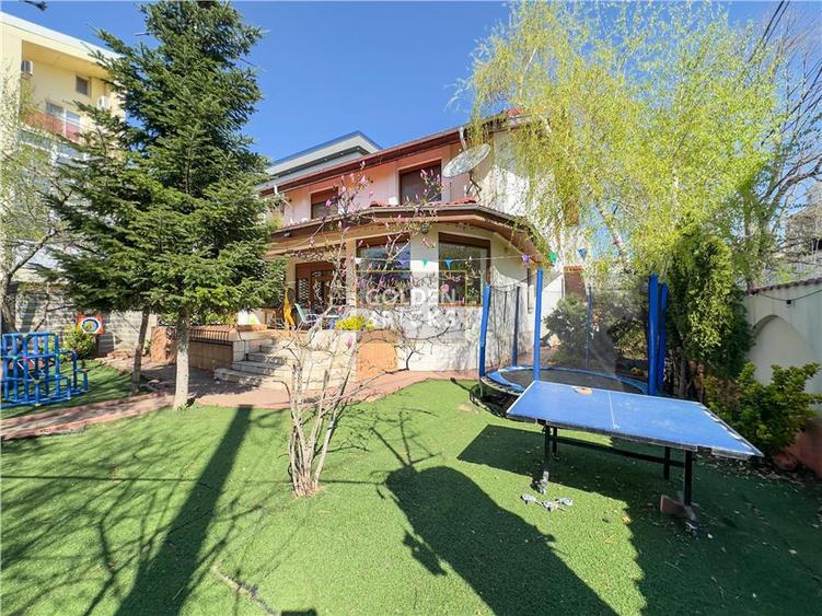 Casă individuală cu 11 camere cu Canalizare în Aviației