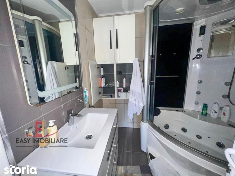 Casă cu 8 camere cu Teren 1680 Mp în Central