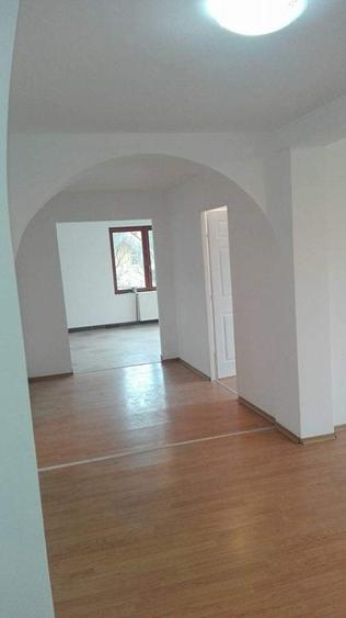 Casă individuală cu 8 camere cu Canalizare în Mociu