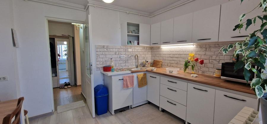 Apartament cu 3 camere decomandat în Poarta 6