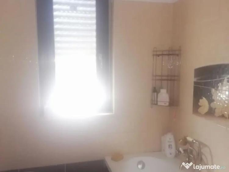 Apartament cu 3 camere decomandat în Mogoșoaia