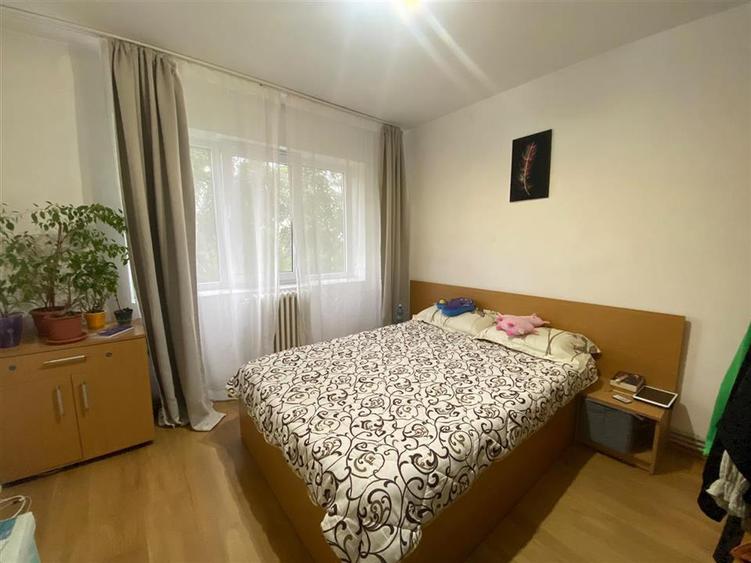 Apartament cu 3 camere semidecomandat în Podul de Piatră