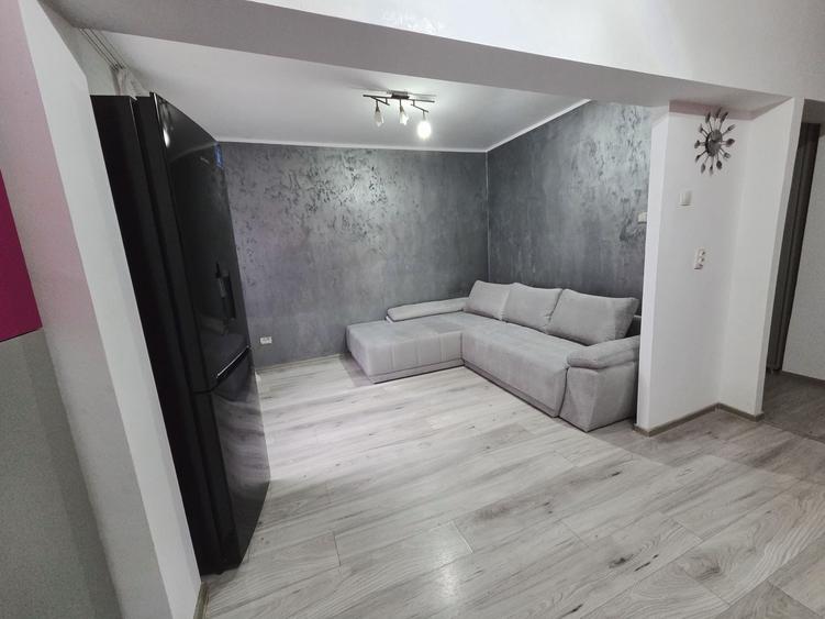 Apartament cu 4 camere decomandat în Micro 20