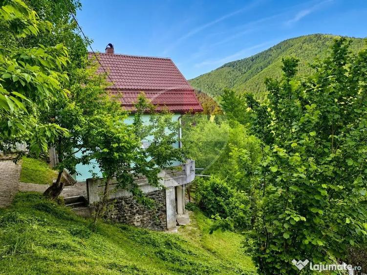 Casă cu 4 camere cu Teren 930 Mp în Vale