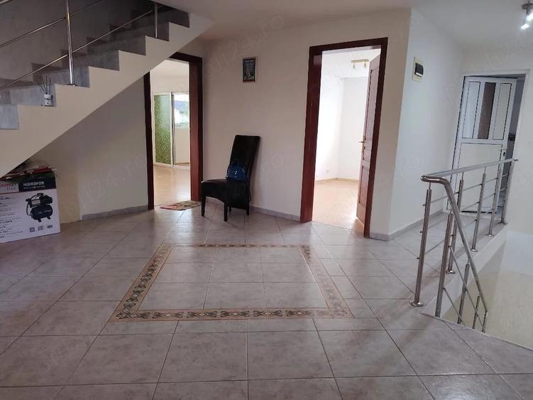 Casă cu 7 camere cu Teren 1600 Mp în Potigrafu