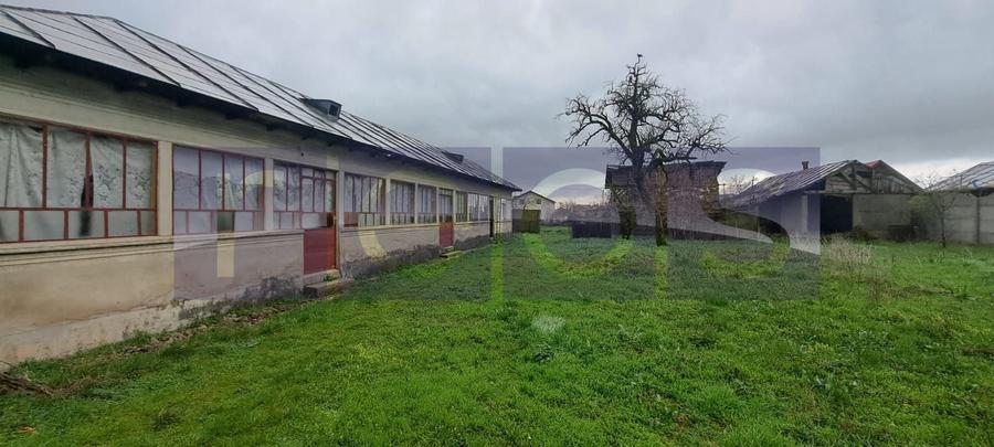Casă individuală cu 4 camere cu Canalizare în Peretu