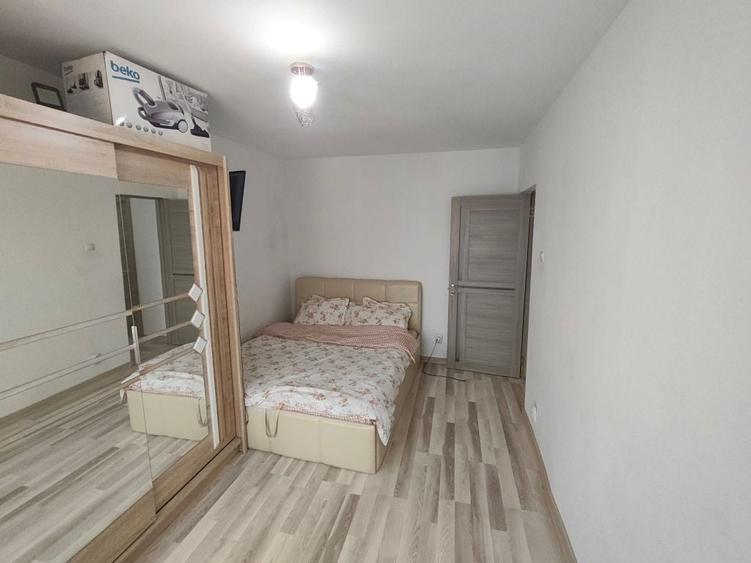 Apartament cu 3 camere decomandat în Micro 6