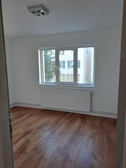 Apartament cu 3 camere semidecomandat în Gării