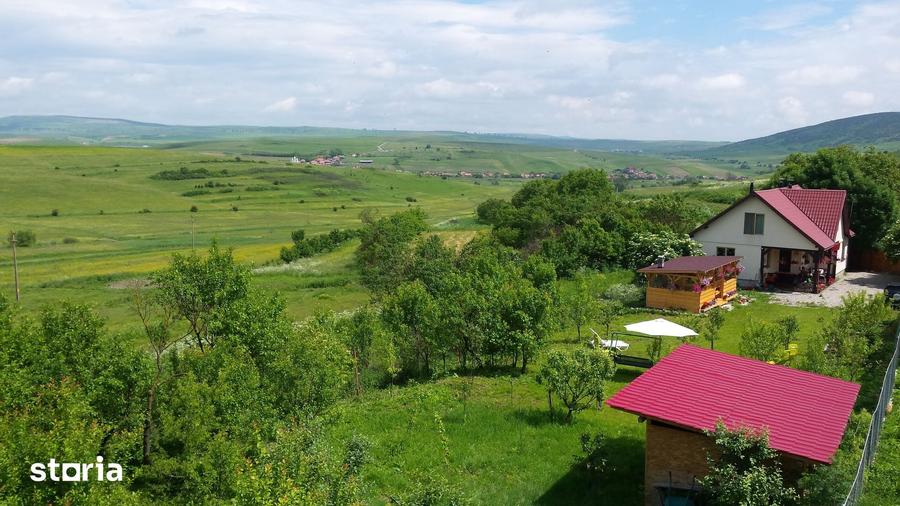 Casă cu 3 camere cu Teren 2135 Mp în Petrești