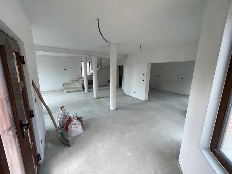 Casă individuală cu 5 camere cu Teren 975 Mp în Central