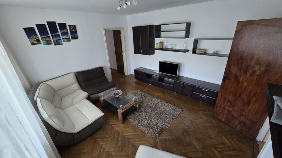 Apartament cu 3 camere semidecomandat în Veteranilor