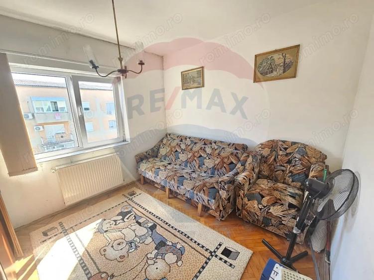 Apartament cu 3 camere semidecomandat în Central