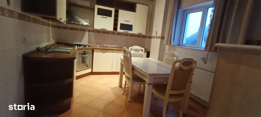 Casă cu 5 camere cu Teren 400 Mp în Dobroești