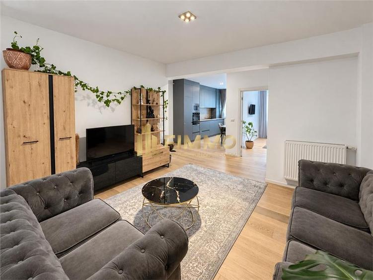 Apartament cu 3 camere semidecomandat, mobilat în Central