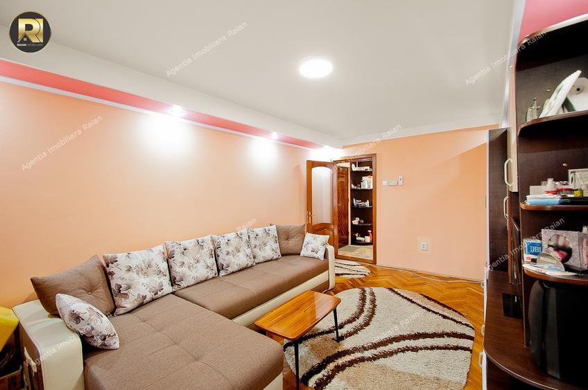Apartament cu 3 camere semidecomandat, mobilat în Micro 19