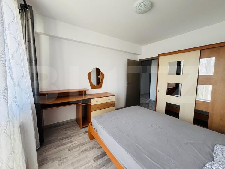 Apartament cu 3 camere decomandat, mobilat în Tractorul