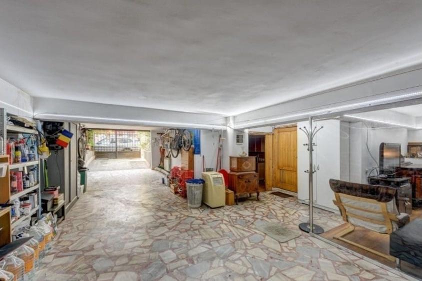 Casă cu 5 camere cu Garaj în Domenii