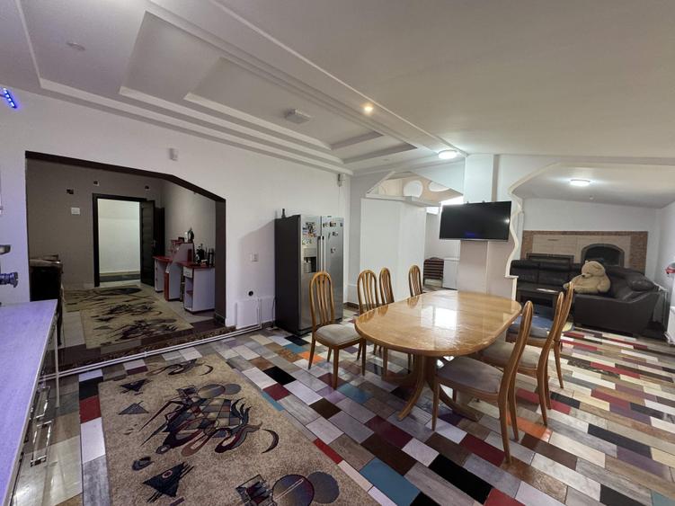 Casă individuală cu 8 camere cu Teren 1000 Mp în Radomirești