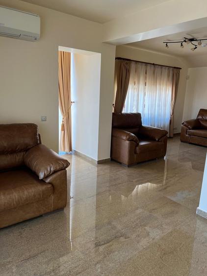 Casă individuală cu 8 camere cu Teren 226 Mp în Central
