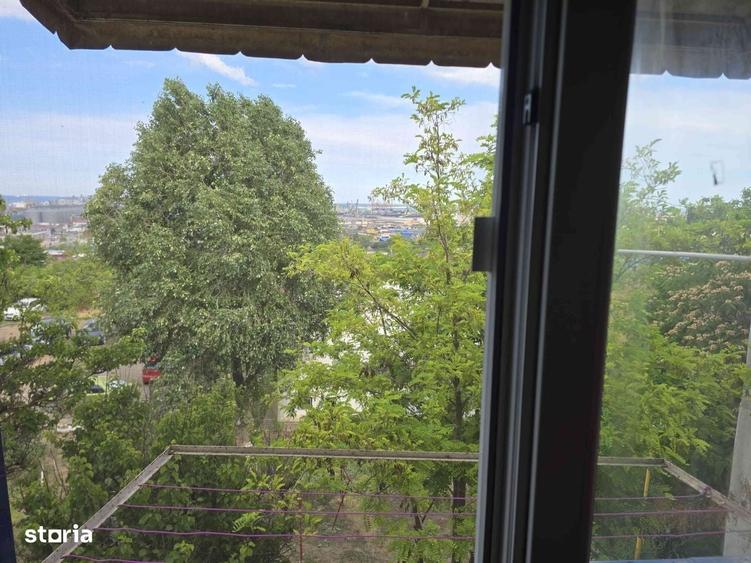 Garsonieră decomandată în Far