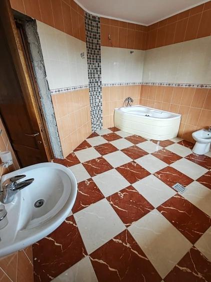 Casă individuală cu 5 camere cu Canalizare în Central