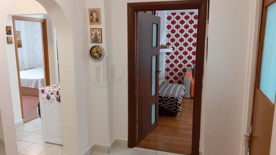 Apartament cu 3 camere decomandat în Nerva Traian