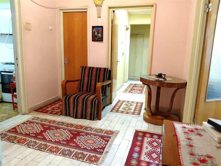 Apartament cu 4 camere decomandat, mobilat în Republicii