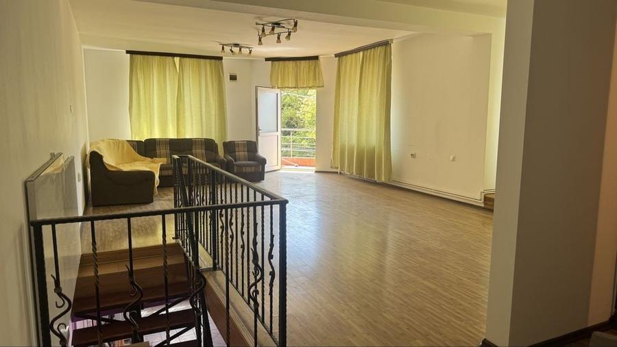 Apartament cu 3 camere decomandat în Poarta 6