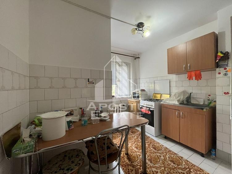 Apartament cu 2 camere semidecomandat, mobilat în Dâmbovița