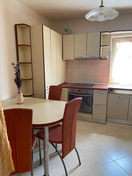 Apartament cu 4 camere decomandat în Micro 16