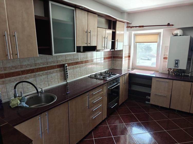 Apartament cu 4 camere decomandat în Central