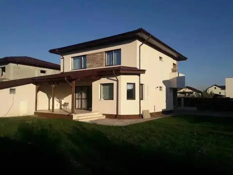 Casă cu 5 camere cu Teren 650 Mp în Vest