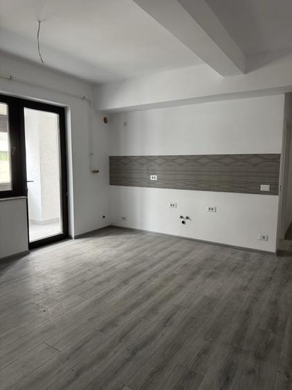 Apartament cu 3 camere semidecomandat în Ostroveni