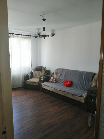 Apartament cu 3 camere decomandat în Titan