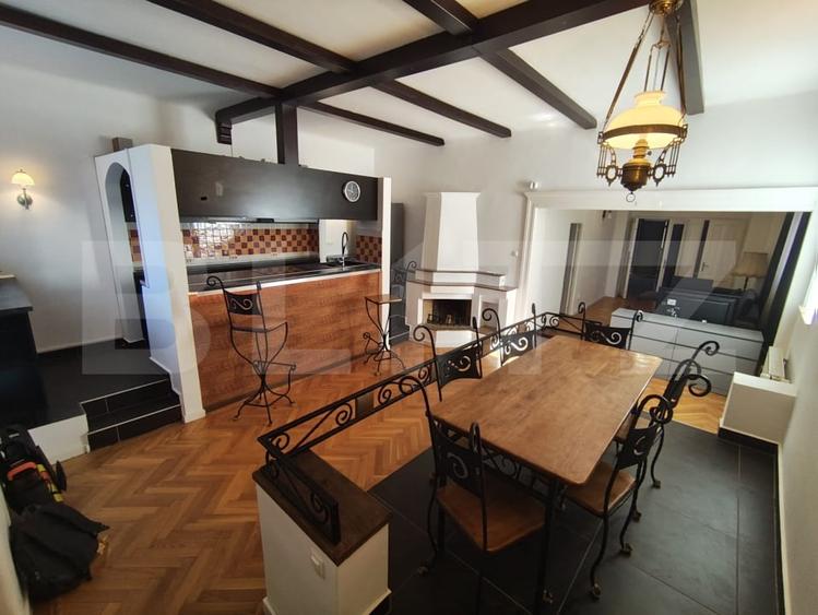 Apartament cu 4 camere semidecomandat, mobilat în Ultracentral