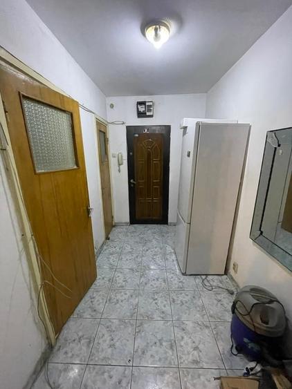 Apartament cu 3 camere semidecomandat în Apărătorii Patriei