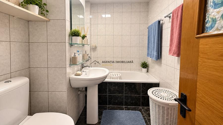 Apartament cu 4 camere decomandat în P-ța Victoriei